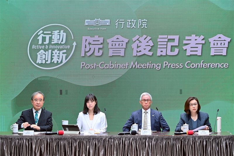 行政院發言人李慧芝(左二)今(15)日主持院會後記者會。(圖/行政院提供)