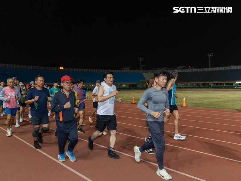 迎接古都馬20週年里程碑！南市府團隊化身跑者展開賽前集訓，黃偉哲邀全民3/1共襄盛舉。（圖／翻攝畫面）