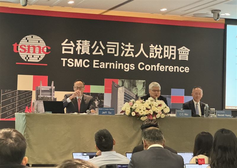 魏哲家宣布加速亞利桑那廠擴產,二廠3奈米提前至2027年量產。台積電看好AI長線趨勢,預估2024至2029年AI加速器營收年複合成長達50%,整體美元營收成長看25%。透過全球佈局與領先技術,台積電2026年美元營收有望強增30%。(圖/記者廖珪如攝影)