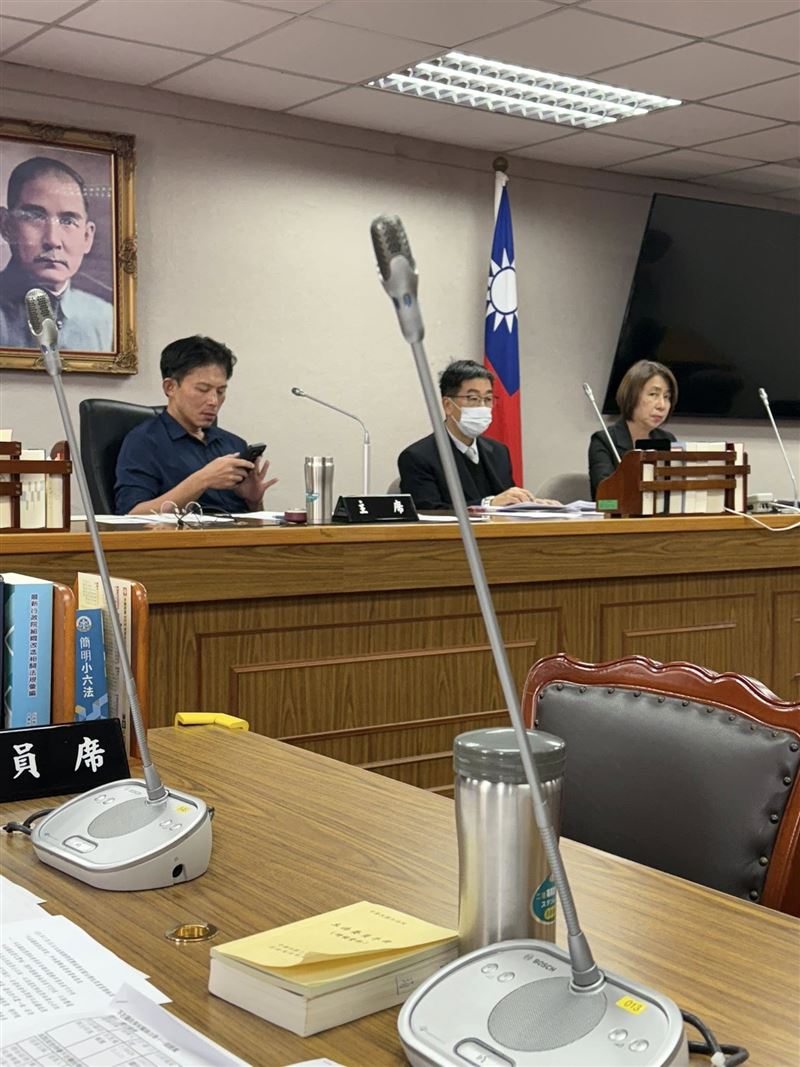 陳培瑜PO照表示,主持協商的黃國昌一直滑手機,不聽中選會的說明。(圖/翻攝自陳培瑜臉書)