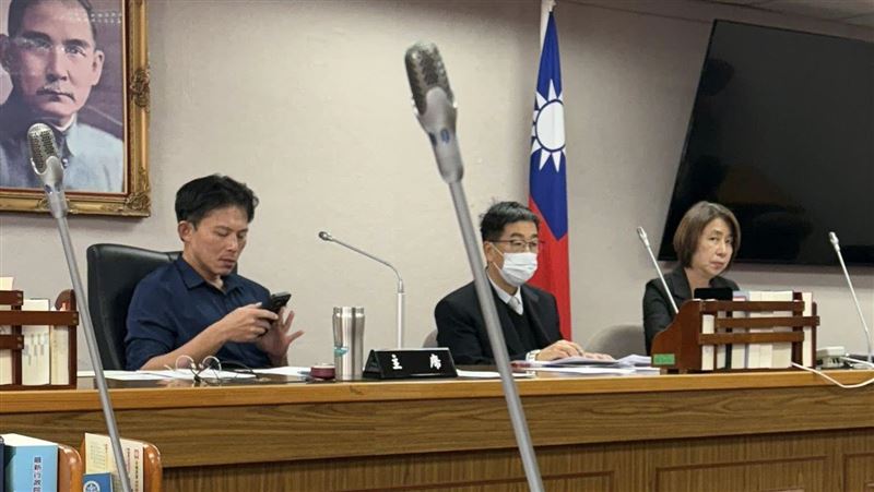 不在籍投票協商!她PO照批黃國昌滑手機