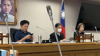 不在籍投票協商！她PO照批黃國昌滑手機