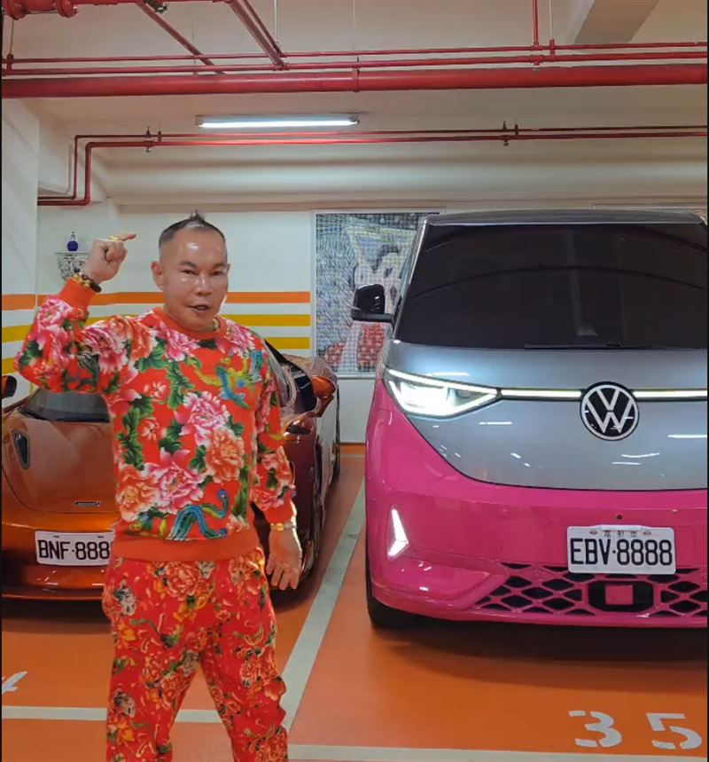 吊車大王的愛車車牌都是「8」的連續號。（圖／翻攝自臉書）