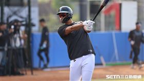 2026世界棒球經典賽台灣隊集訓，捕手林家正打擊練習。（圖／記者劉彥池攝影）