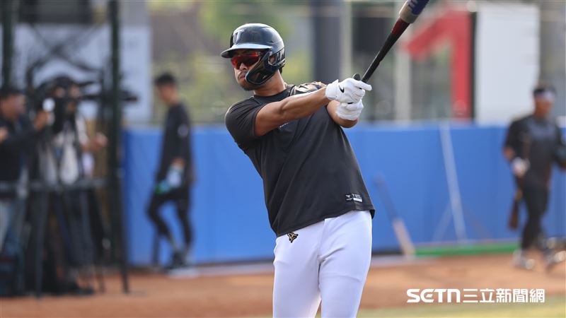 2026世界棒球經典賽台灣隊集訓，捕手林家正打擊練習。（圖／記者劉彥池攝影）