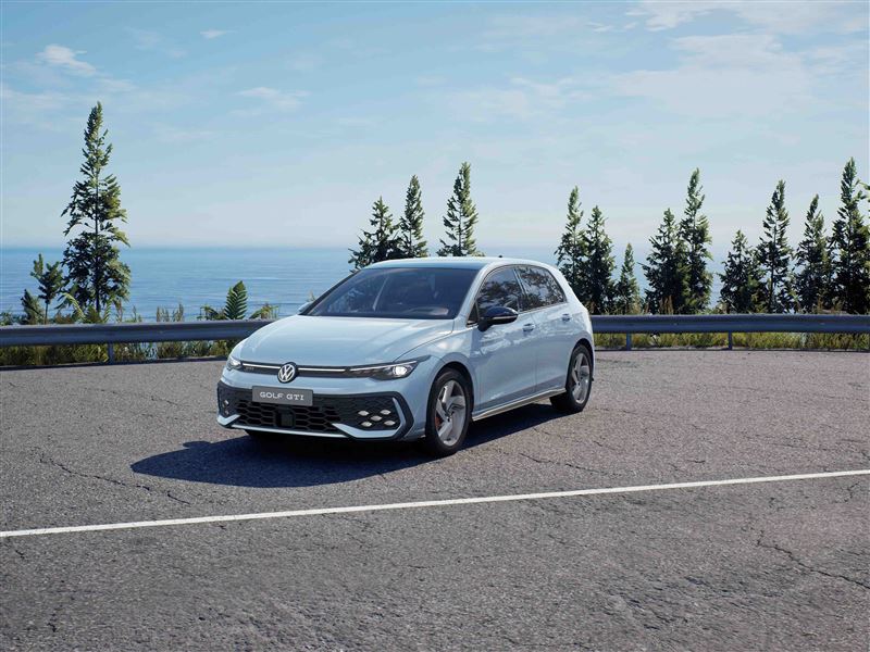 從頭燈、後視鏡、水箱護罩到隱私玻璃通通黑化處理。（圖／Volkswagen提供）