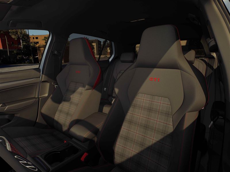 GTI招牌格紋跑車座椅與運動化方向盤。（圖／Volkswagen提供）