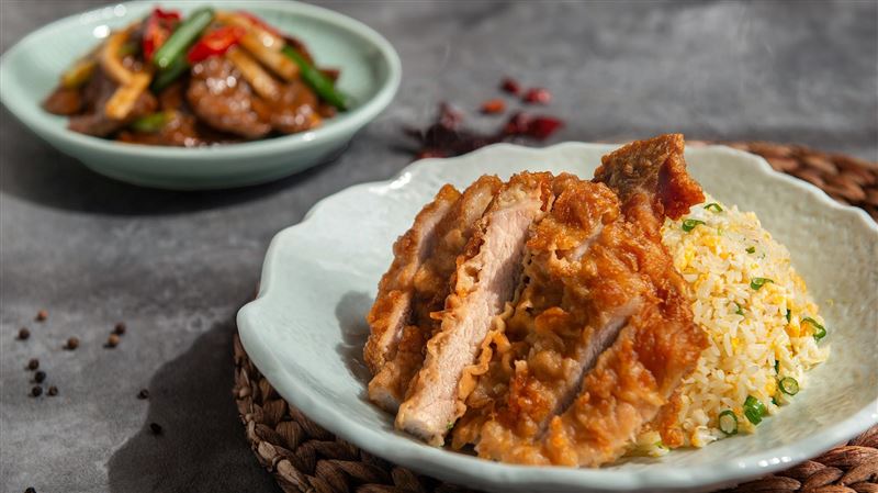 除了小籠湯包，排骨蛋炒飯也是漢來上海湯包招牌菜色。(圖／漢來美食提供）