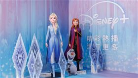 中華電信於台北南區服務中心打造迪士尼主題門市，店內設有包括《冰雪奇緣》艾莎與安娜大型公仔的沉浸式拍照體驗區。（圖／中華電信提供） 