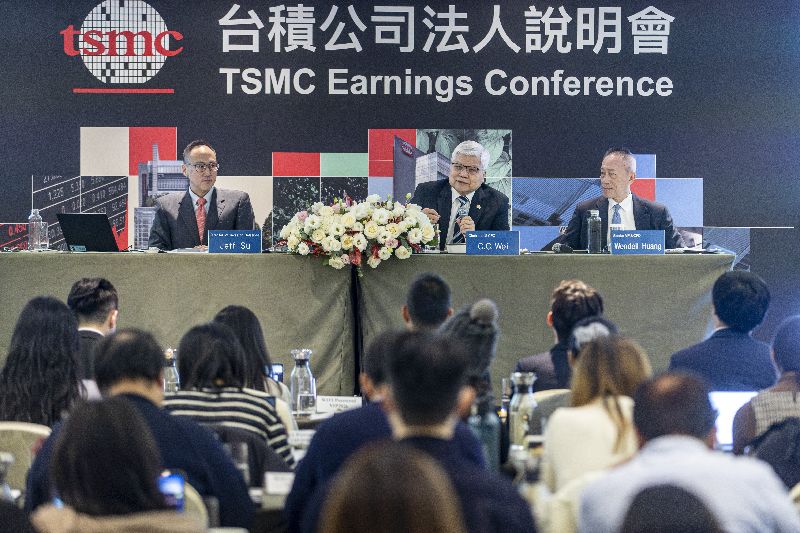 台積電法說會　公布2025年第4季營運結果台積電15日在台北召開法人說明會，會中公布2025年第4季營運結果，台積電董事長魏哲家（後中）、財務長黃仁昭（後右）等人與會主持。中央社記者鄭清元攝　115年1月15日