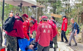 溪頭翁「軟腳」癱倒　12壯漢輪番扛下山
