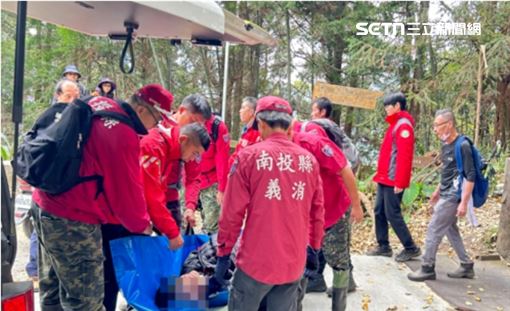 溪頭翁「軟腳」癱倒　12壯漢輪番扛下山