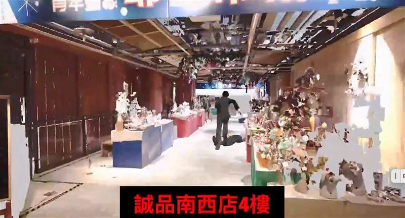 張文到南西誠品4樓。（圖／翻攝畫面）
