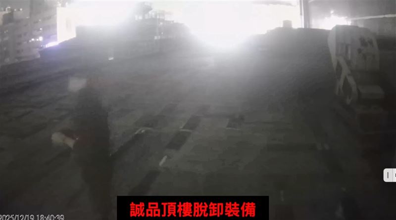 張文在誠品頂樓脫裝備。（圖／翻攝畫面）