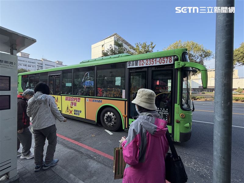 台中市警局少年警察隊祭出新招，設計專屬「反詐公車」，即日起將穿梭在一中、逢甲等各大商圈及校園周邊，加強防詐宣導。(圖/台中市警察局少年隊提供)