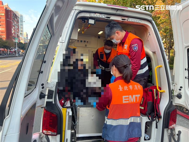 北市詹女在捷運車廂內亮出剪刀遭強制送醫。（圖／翻攝畫面）
