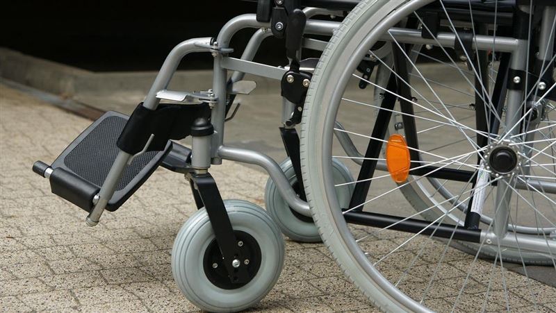 推「亡妻」坐輪椅搭機　航警攔查一摸嚇壞