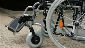 推「亡妻」坐輪椅搭機　航警攔查一摸嚇壞