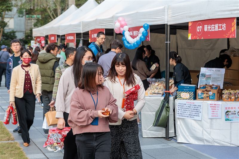 凱基金控迎春公益市集現場販售多樣年節商品與特色伴手禮，邀請民眾一邊辦年貨，一邊做公益。（圖／凱基金控提供）