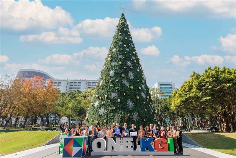 凱基金控延續「凱基公益月」精神，總部廣場舉辦迎春公益市集，集結全台24家社企、社福機構與在地小農，打造最有溫度的「金控年貨大街」。（圖／凱基金控提供）