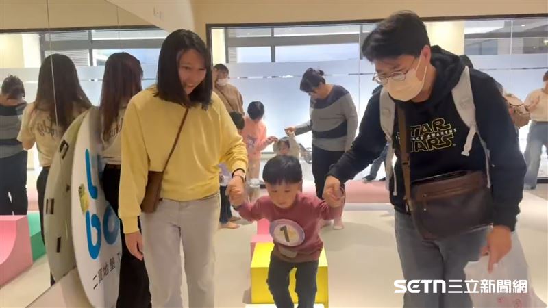 賽場另一頭，「大寶寶組」的體能測試同樣精彩！這群已解鎖「直立行走」技能的小戰士們，面對跨越、鑽爬等障礙關卡完全沒在怕，俐落的肢體協調度簡直就是「特種部隊」的新訓現場。看著孩子們眼神專注地通過考驗，場外爸媽紛紛笑稱：這體力消耗完回家肯定秒睡！（圖／院方提供）