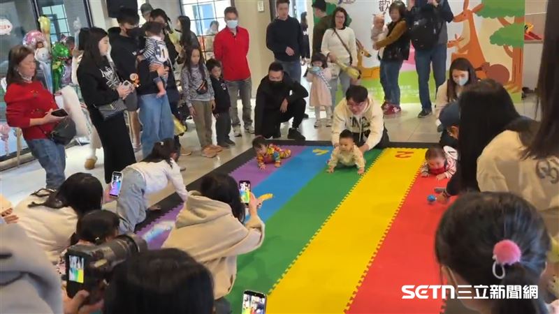 寶寶爬行大賽真的是萌翻全場！看著這群小小選手在賽道上賣力挺進，不僅家長在終點線前叫破嗓門，連觀賽民眾都忍不住想幫忙配音「左一左一」。這股「地面作戰」的拚勁與專業的低姿勢，讓路過的網友笑稱完全是特戰部隊的即戰力！（圖／院方提供）