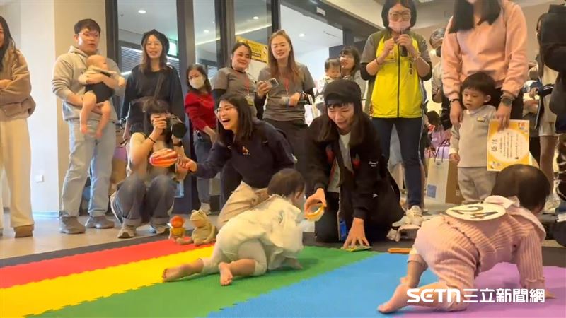 就在大家目光都集中在領先群時，左邊的寶寶突然火力全開，以迅雷不及掩耳的「側翼戰術」殺出重圍！這專業的超車走位，不僅讓原本領先的選手看傻了眼，更讓場邊圍觀的爸媽驚呼連連。網友看到這張神捕捉，忍不住想標記國軍招募官：「這反應速度與超車技巧，根本是空軍戰鬥機飛行員的料吧？」這場驚心動魄的萌力反攻，絕對是當天運動會最精彩的意外反轉！（圖／院方提供）