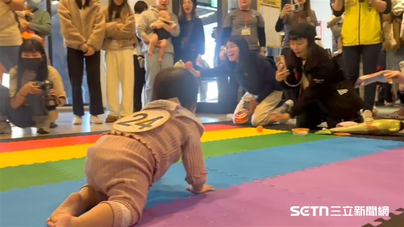 這位可愛的選手本來一馬當先、展現出「海軍陸戰隊」級別的衝鋒速度，沒想到在接近終點線的關鍵時刻，竟然原地開啟「待命模式」坐下來休養生息，讓全場家長哭笑不得！（圖／院方提供）