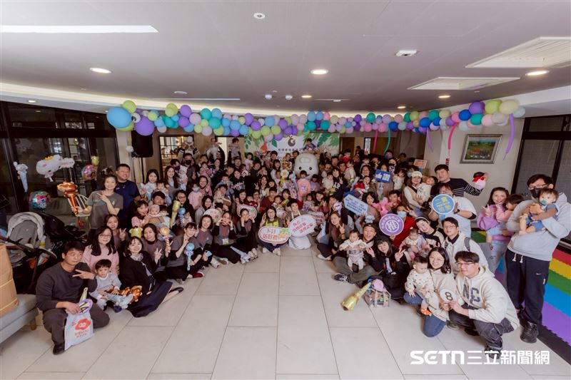 彰濱秀傳產後護理之家歡慶五週年，邀請60位秀傳寶寶集體「回娘家」參與運動會。現場奶香與笑聲交織，宛如一場大型溫馨派對。看著這群活力四射的「未來戰士」在家長帶領下展現驚人體能，不僅讓醫護團隊倍感欣慰，超萌的參賽身影更讓網友敲碗標記國軍招募官，直呼這批潛力股體質太優秀，18年後絕對是特戰部隊的明日之星！（圖／院方提供）