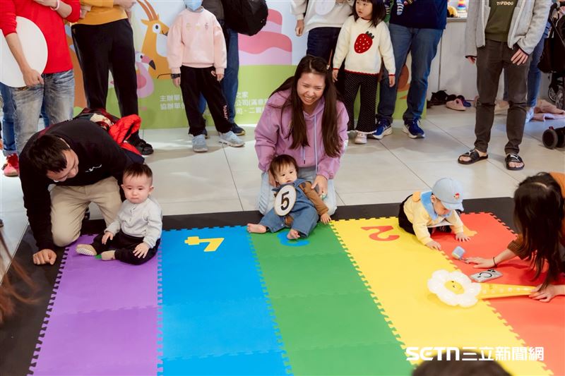 當天大小寶寶齊聚一堂，可愛萌樣真的是要把現場所有人瞬間融化！有的寶寶專注於前方「物資」誘惑，有的則忙著在賽道上與同袍「外交互動」，每一幕都像極了迷你版的入伍訓練現場。這群未來戰士不論是奮力爬行還是障礙奔跑，展現出的生命力與純真笑容，都讓人想大喊：「這批新兵我可以！」（圖／院方提供）