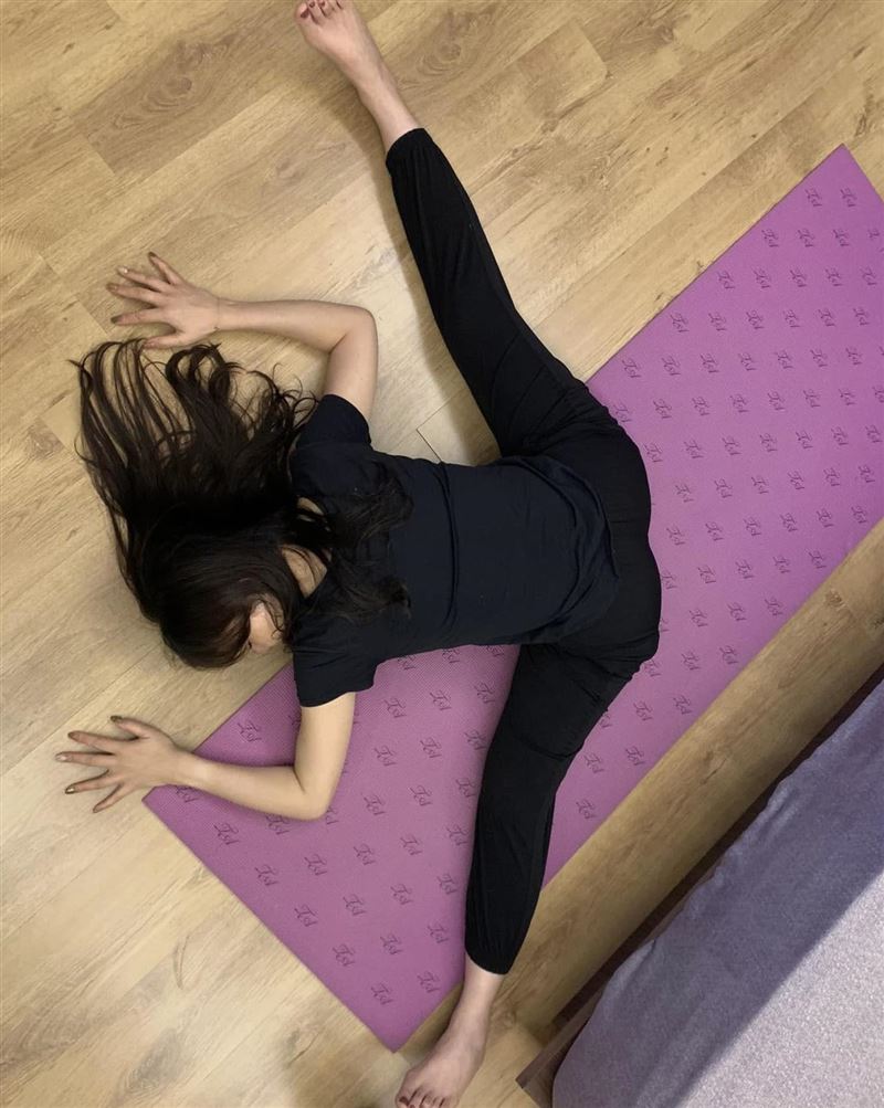 醫師陳志金的老婆在等接聽選舉民調電話時，趴地擺出軟Q姿勢，引發熱議。（圖／翻攝自Icu醫生陳志金臉書）