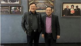 左起:台灣台北大學商學院科技暨綠色金融研究中心金士懿教授、納扎爾巴耶夫大學科學與人文學院韋東明教授。