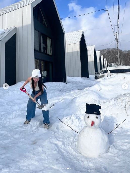 對於是否有異性朋友同行照顧,郭書瑤幽默回應「只有雪人」。(圖/翻攝自IG @yaokuo)