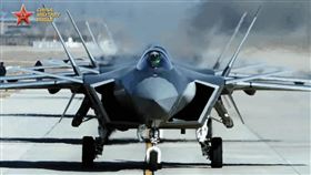 中國日前展示殲-20隱形戰鬥機的最新變體殲-20S。 （圖／翻攝中國軍網）