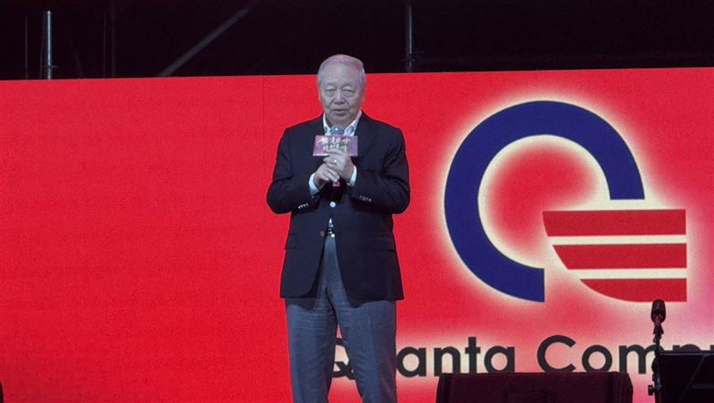 廣達2026忘年會席開1,300桌，林百里宣布2025營收大增50%創紀錄，看好AI未來兩、三年進入「應用爆發期」。總獎金豪發7,000萬回饋員工，執行副總楊麒令預告2026將維持三位數高成長，資本支出預計翻倍，重心鎖定美、泰、墨擴產，訂單能見度直達2027年。（圖／記者師瑞德攝影）