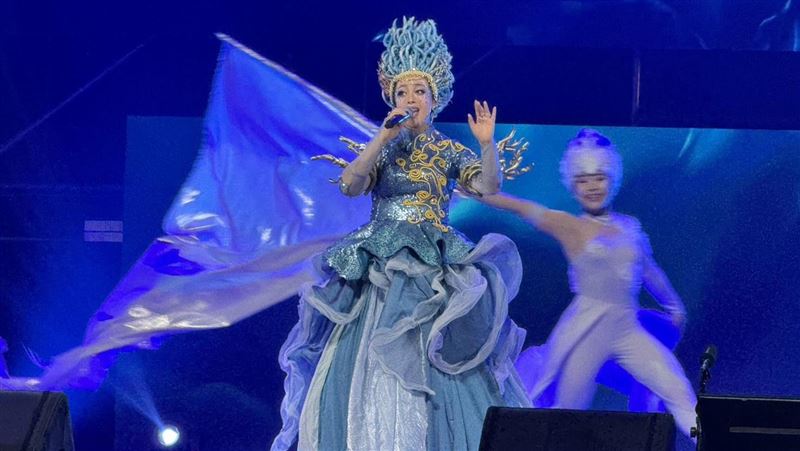 廣達2026忘年會席開1,300桌，林百里宣布2025營收大增50%創紀錄，看好AI未來兩、三年進入「應用爆發期」。總獎金豪發7,000萬回饋員工，執行副總楊麒令預告2026將維持三位數高成長，資本支出預計翻倍，重心鎖定美、泰、墨擴產，訂單能見度直達2027年。（圖／記者師瑞德攝影）