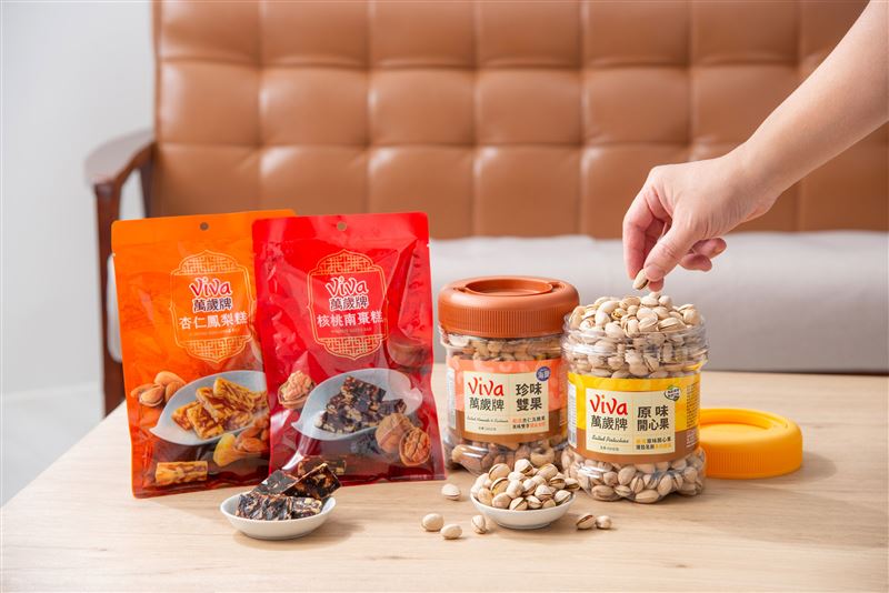 萬歲牌經典桶裝堅果八款口味適合年節共享，搭配核桃南棗糕與杏仁鳳梨糕，為年節茶點增添層次與團聚儀式感。（圖／品牌業者提供）