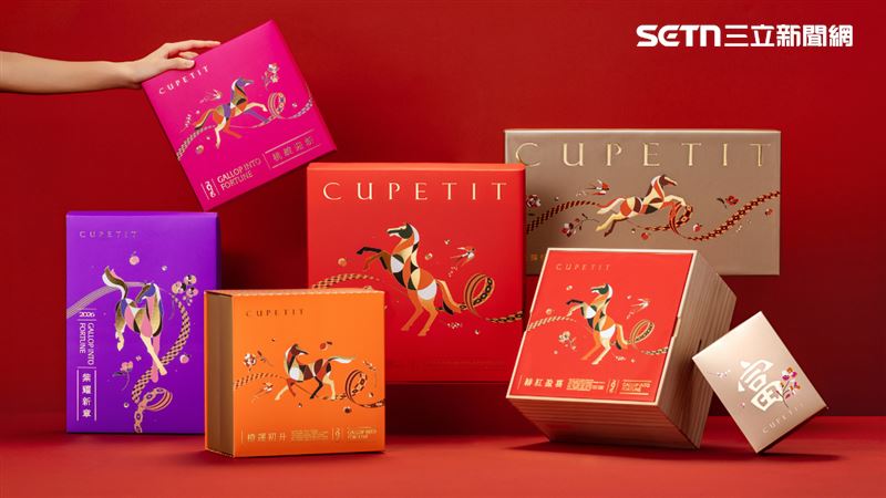 CUPETIT卡柏蒂今年更傾力推出《駿馬花禮》系列中的主打款&mdash;「緋紅盈喜」禮盒。以大氣、喜氣的緋艷紅為主調。（圖／翻攝畫面）