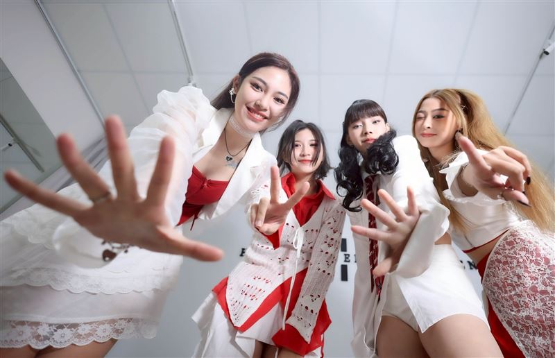 「SVETA 心動女孩」炸蝦（左起）、喵西、艾勾、珮珮接受《三立新聞網》專訪。（圖／記者鄭孟晃攝影）