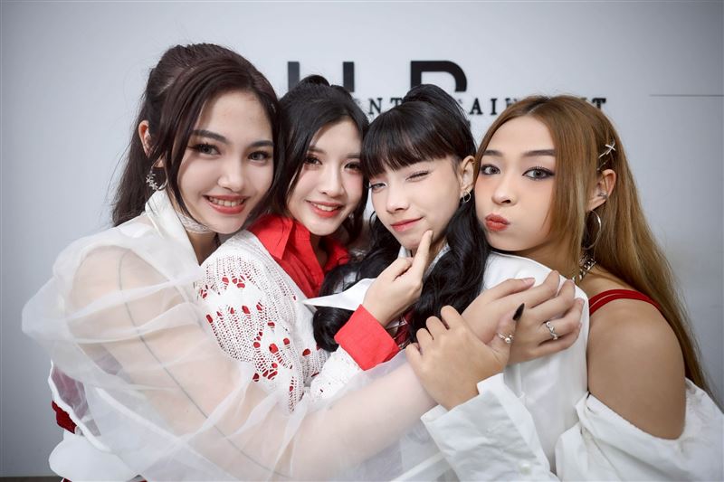 「SVETA 心動女孩」炸蝦（左起）、喵西、艾勾、珮珮接受《三立新聞網》專訪。（圖／記者鄭孟晃攝影）