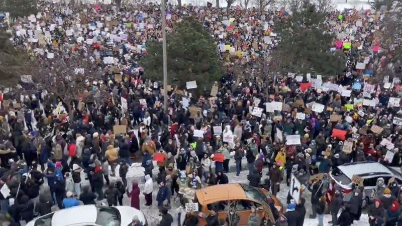 明尼阿波利斯有大批民眾上街，高喊「ICE退出美國」。（圖／翻攝自X平台 @SuppressedNws1）