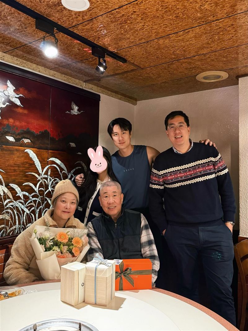 劉書宏分享全家人幫媽媽慶生，疑似曝光了新女友。（圖／翻攝自臉書）