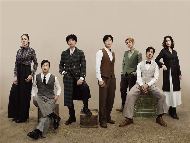 洪小鈴、曾少宗、鍾政均、張家慧、裴子齊、林孫煜豪、楊銀豪齊聚拍攝經紀公司年曆照。（圖／幸星娛樂提供）