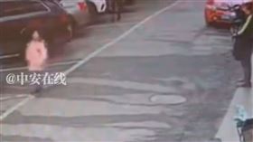 女童找不到媽媽，在大街上崩潰暈倒送醫不治。（圖／翻攝自鳳凰網）