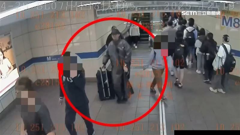 張文預謀變裝隨機殺人，北捷監視器拍到他犯案前的身影。（圖／翻攝畫面）
