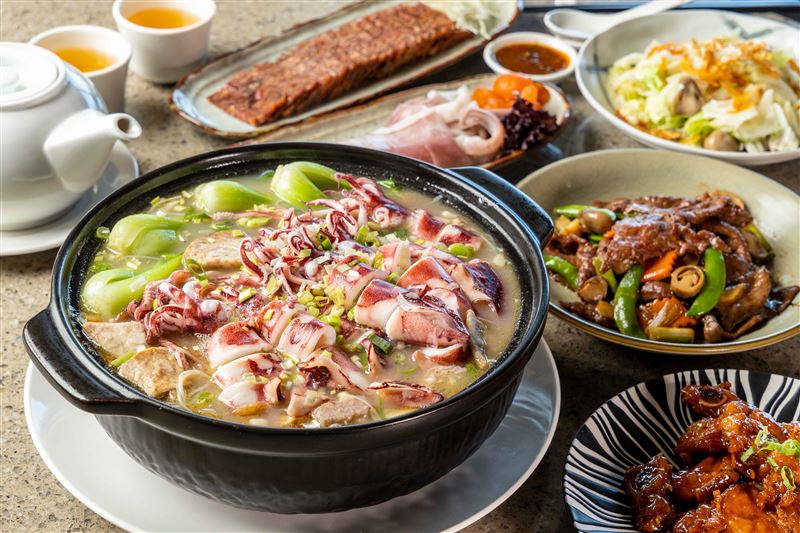 福容大飯店「芋香小捲米粉鍋」相當澎派。（圖／福容提供）