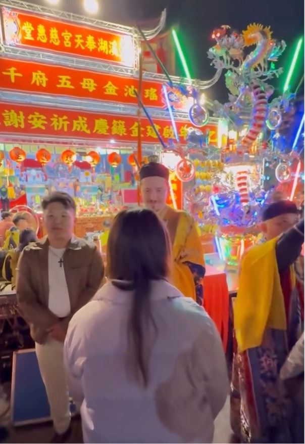 外籍法師為信眾祈褔。（圖／翻攝自Thresds：al.stamp_1216影片）