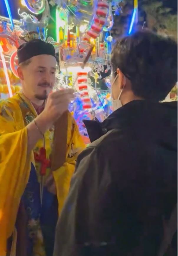 外籍法師引起排隊潮。（圖／翻攝自Thresds：al.stamp_1216影片）