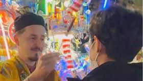 ▲外籍法師引起排隊潮。（圖／翻攝自Thresds：al.stamp_1216影片）