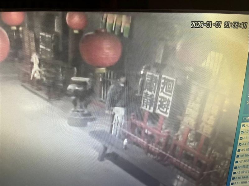 男子破壞被監視器拍下。（圖／翻攝自全臺首邑縣城隍廟粉絲專頁）